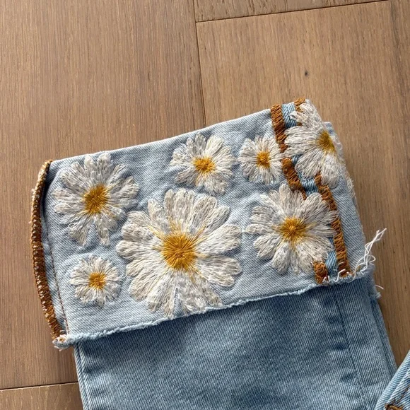 Driftwood Light Blue Jeans with Daisy Embroidery - Picture 3 of 4